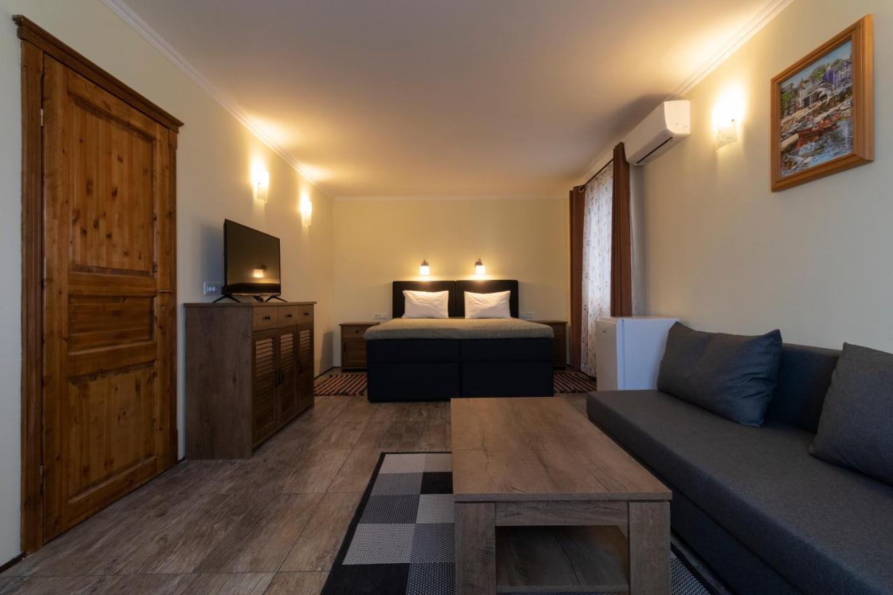Taverna & Rooms Sutivan Bagian luar foto