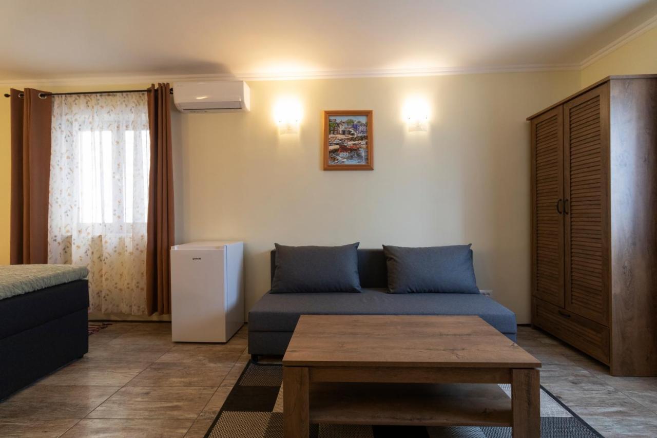 Taverna & Rooms Sutivan Bagian luar foto