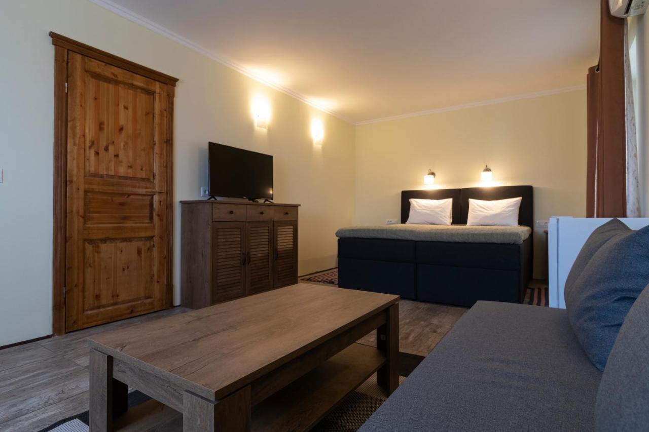Taverna & Rooms Sutivan Bagian luar foto