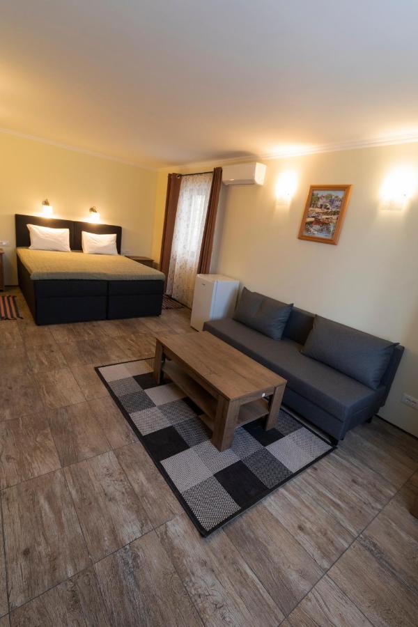 Taverna & Rooms Sutivan Bagian luar foto