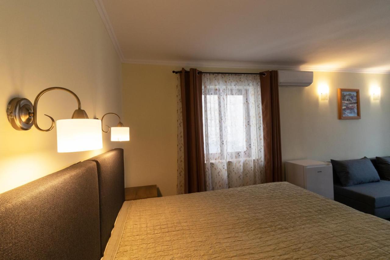 Taverna & Rooms Sutivan Bagian luar foto