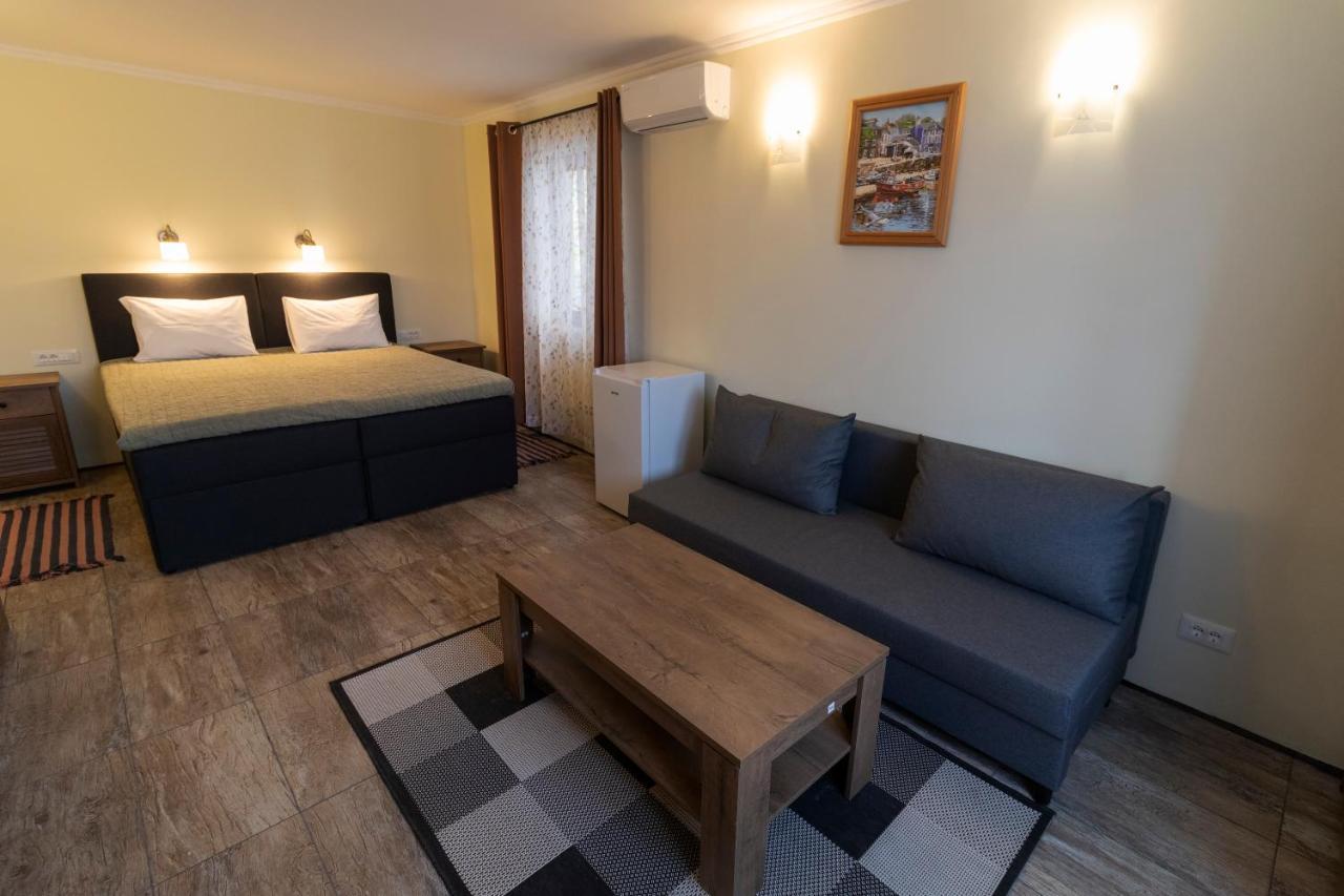 Taverna & Rooms Sutivan Bagian luar foto