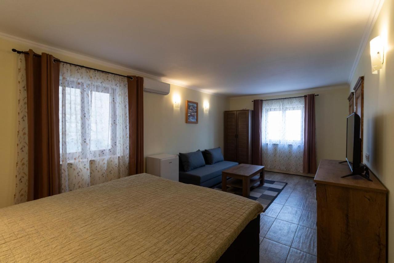 Taverna & Rooms Sutivan Bagian luar foto