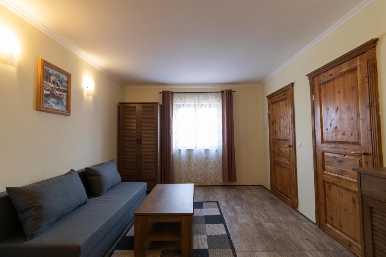 Taverna & Rooms Sutivan Bagian luar foto