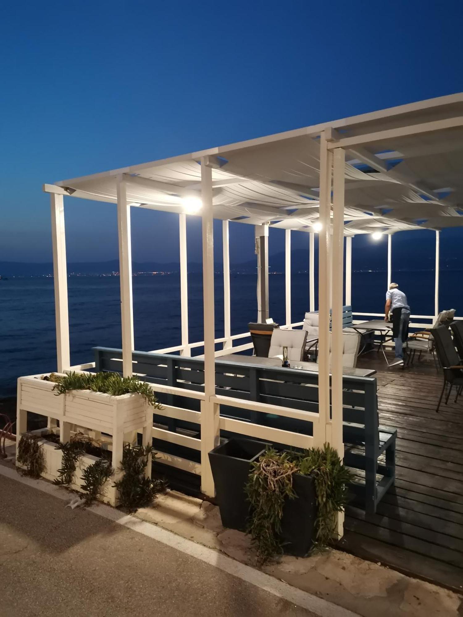 Taverna & Rooms Sutivan Bagian luar foto