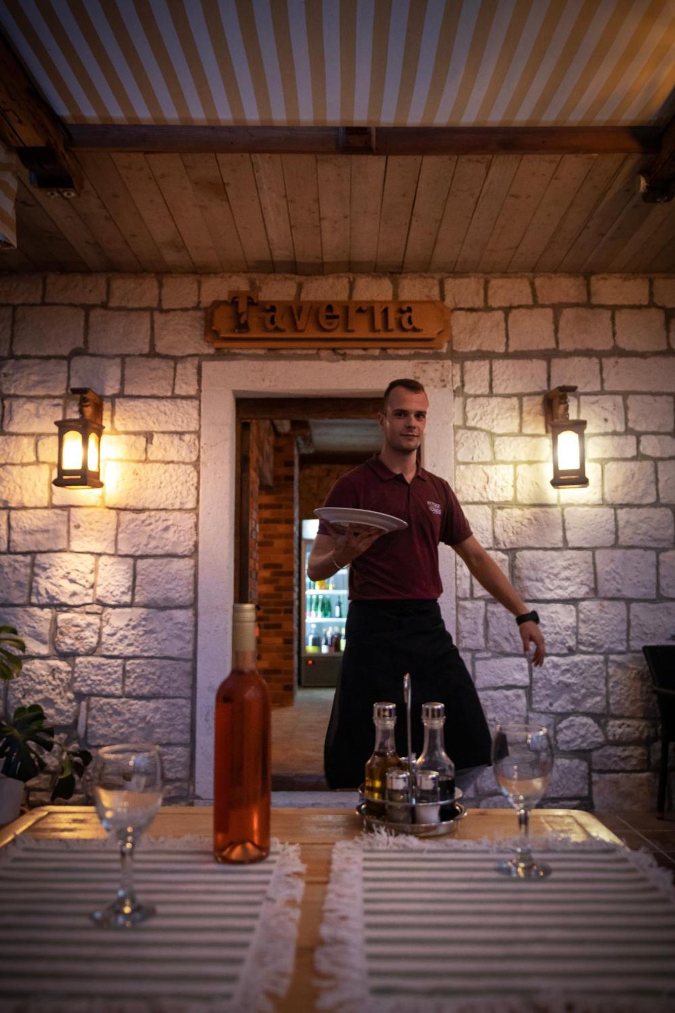 Taverna & Rooms Sutivan Bagian luar foto