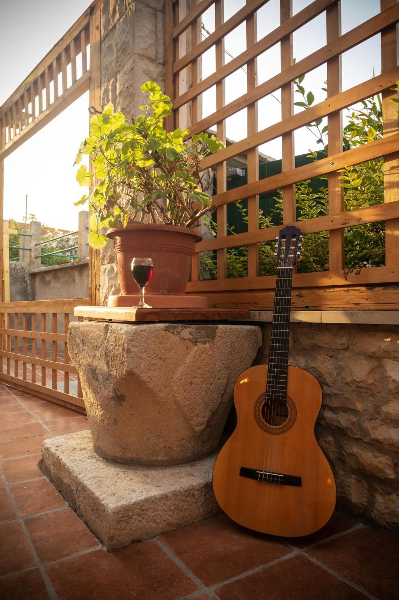 Taverna & Rooms Sutivan Bagian luar foto
