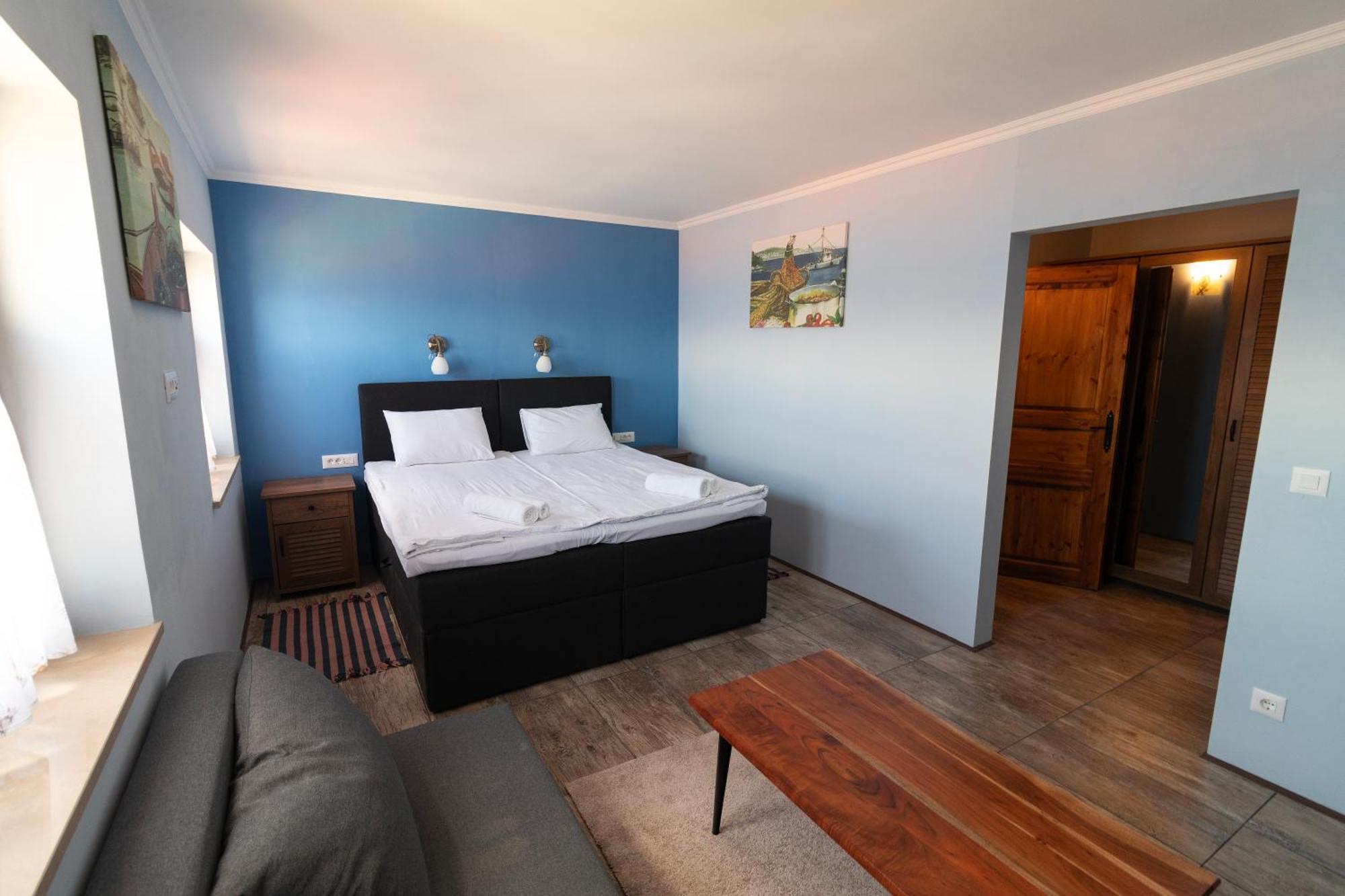 Taverna & Rooms Sutivan Bagian luar foto