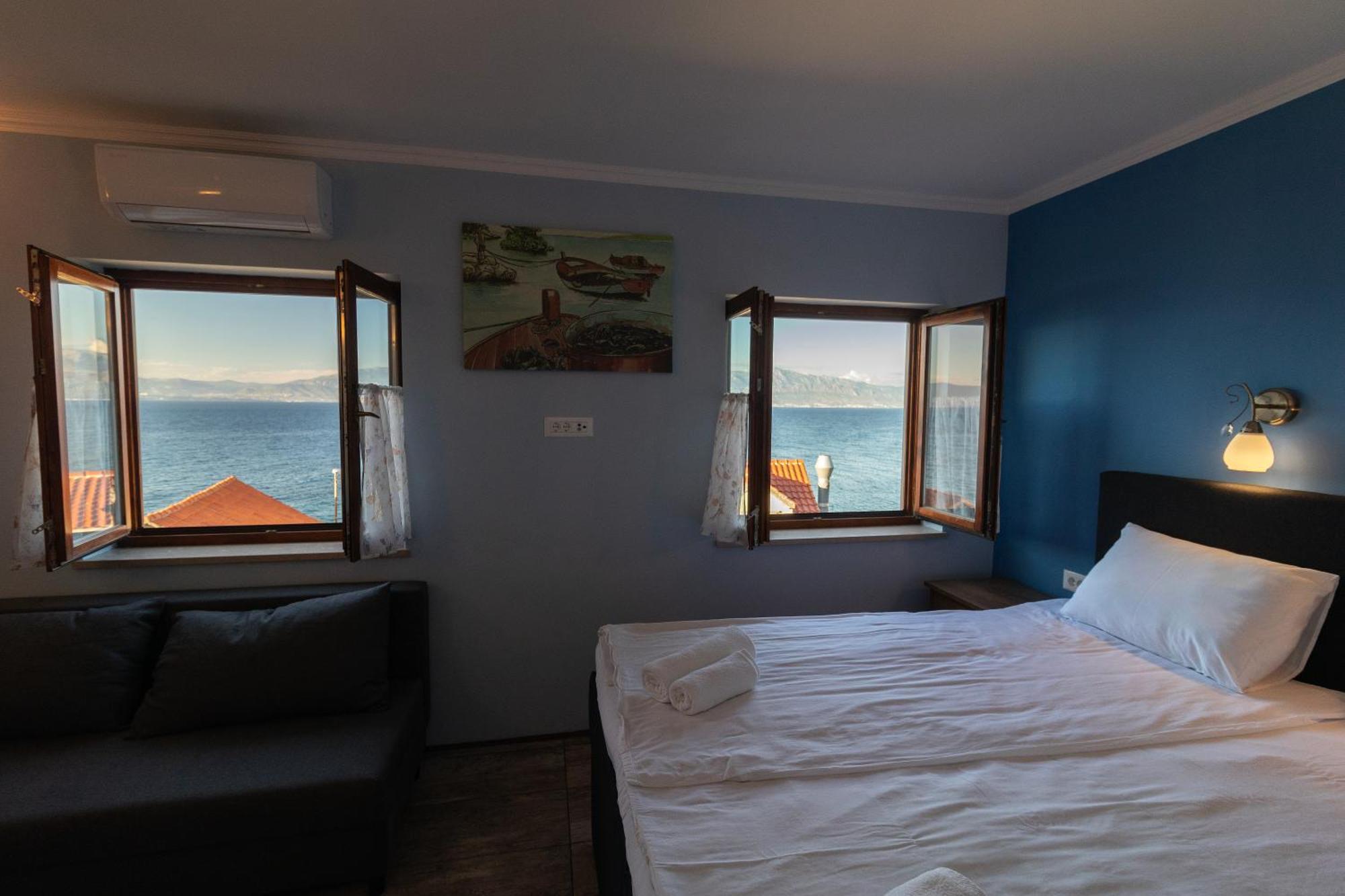Taverna & Rooms Sutivan Bagian luar foto