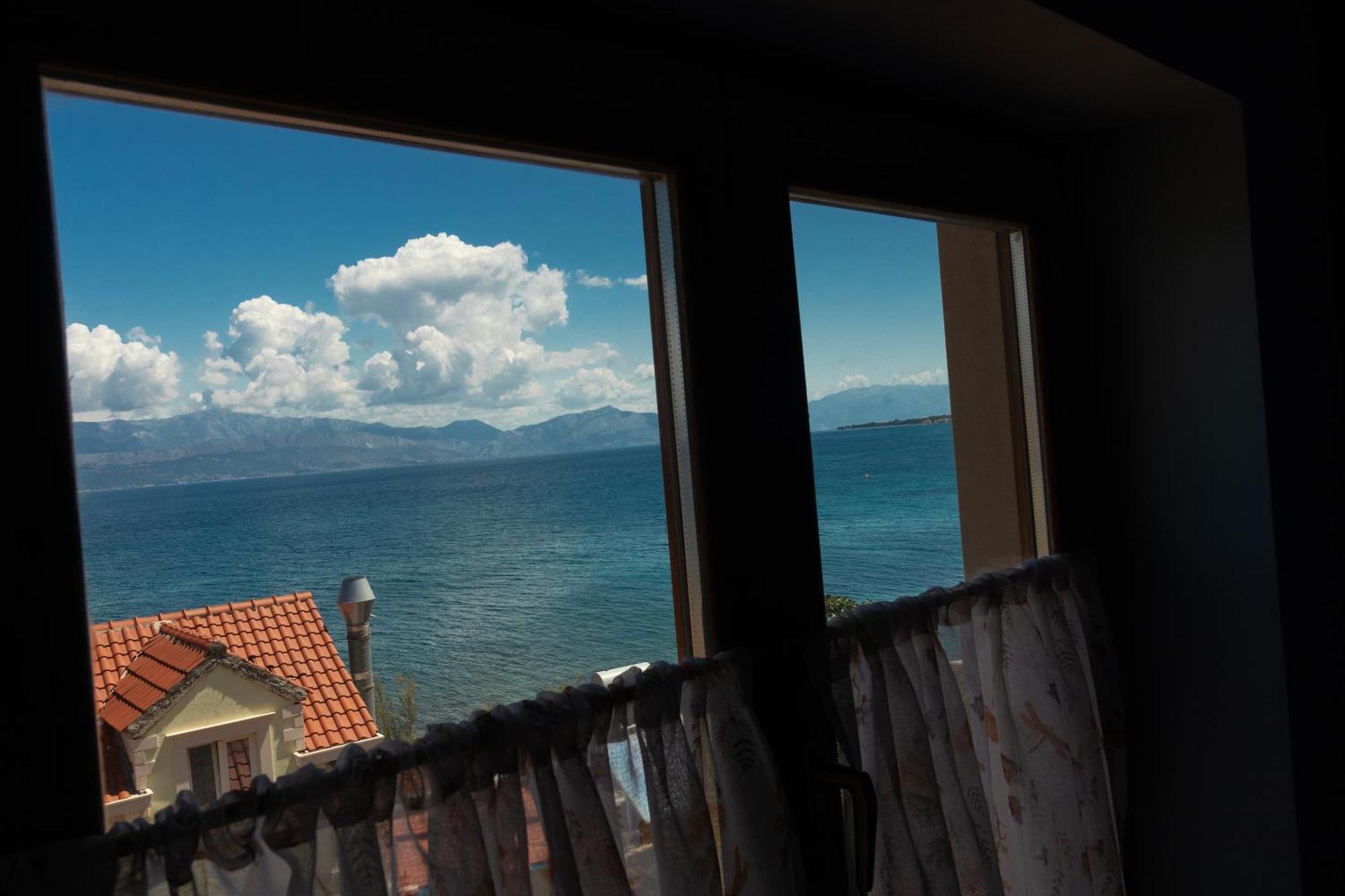 Taverna & Rooms Sutivan Bagian luar foto
