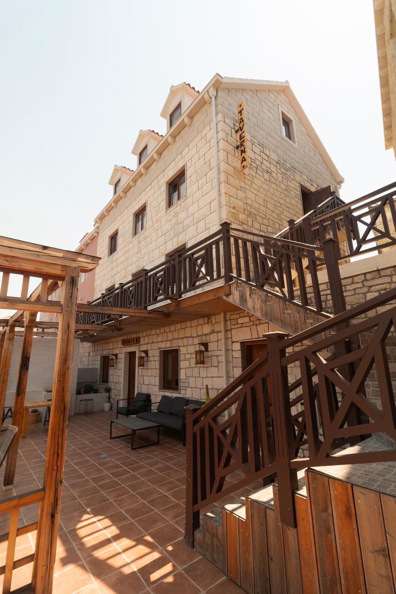 Taverna & Rooms Sutivan Bagian luar foto